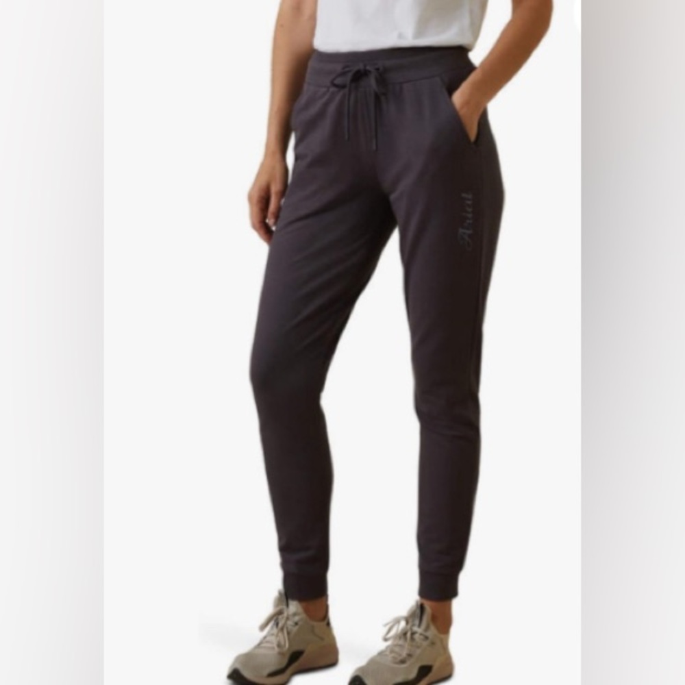 ARIAT Women's Memento Jogger
NWT
SIZE LARGE
Color-Periscope